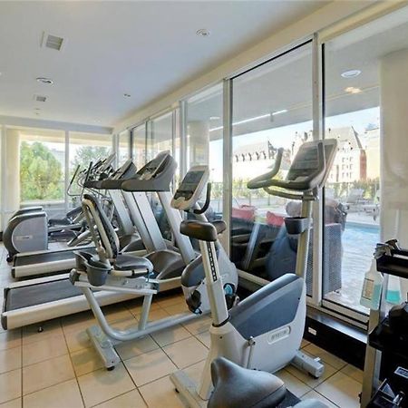 Victoria'S Best Location 2 Bedroom Luxe Condo Екстер'єр фото