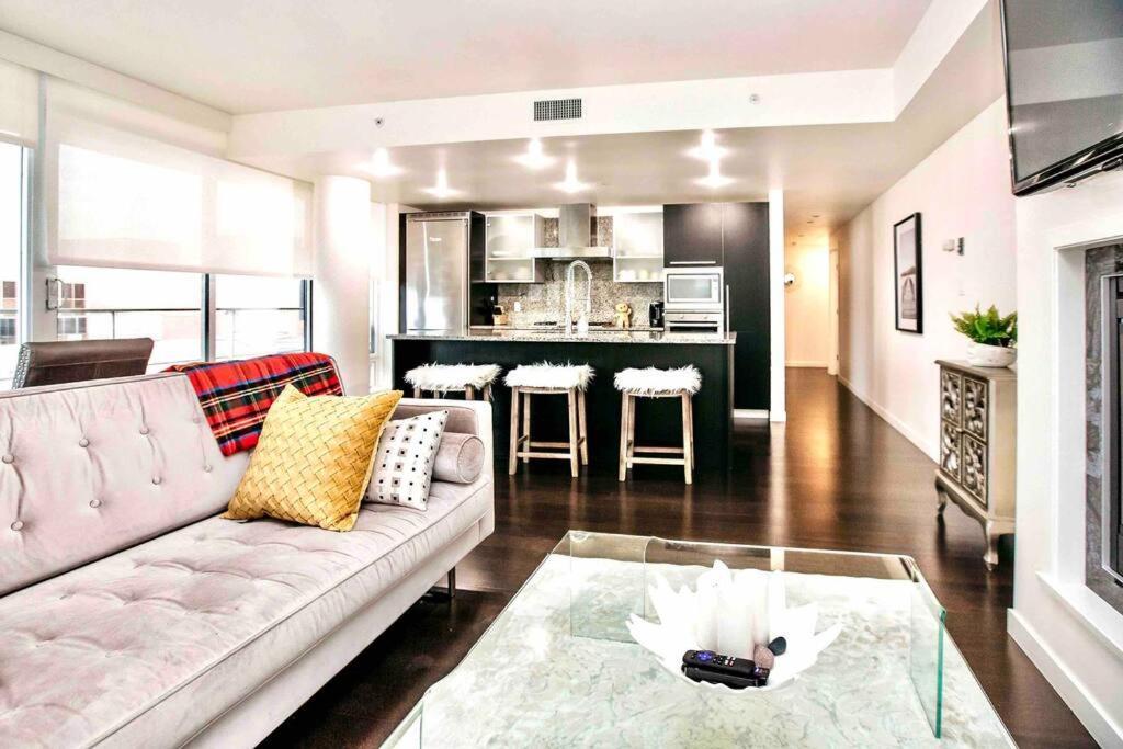 Victoria'S Best Location 2 Bedroom Luxe Condo Екстер'єр фото
