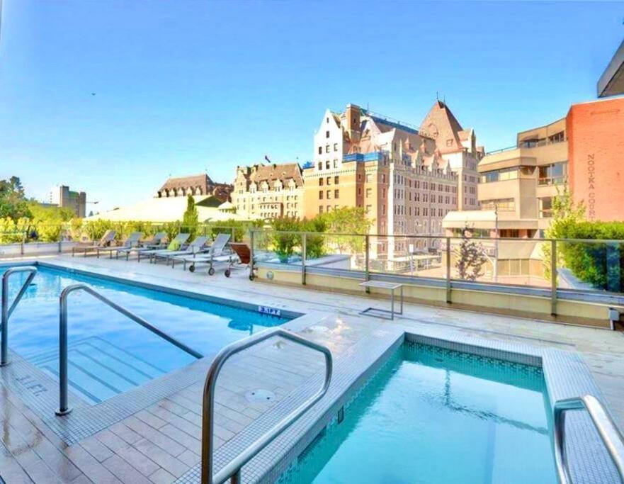 Victoria'S Best Location 2 Bedroom Luxe Condo Екстер'єр фото