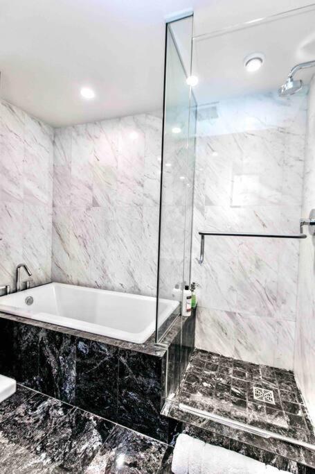 Victoria'S Best Location 2 Bedroom Luxe Condo Екстер'єр фото