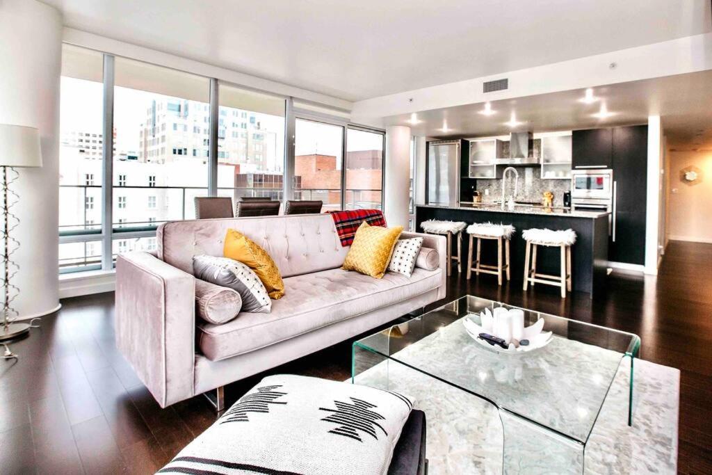 Victoria'S Best Location 2 Bedroom Luxe Condo Екстер'єр фото