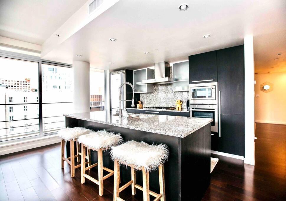 Victoria'S Best Location 2 Bedroom Luxe Condo Екстер'єр фото