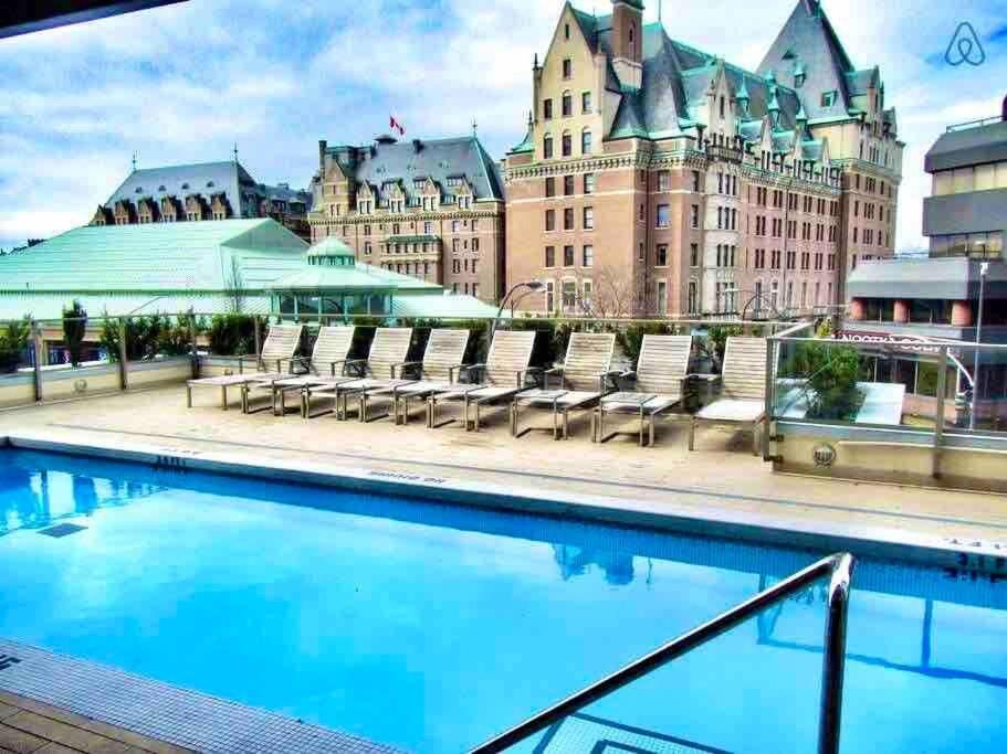 Victoria'S Best Location 2 Bedroom Luxe Condo Екстер'єр фото