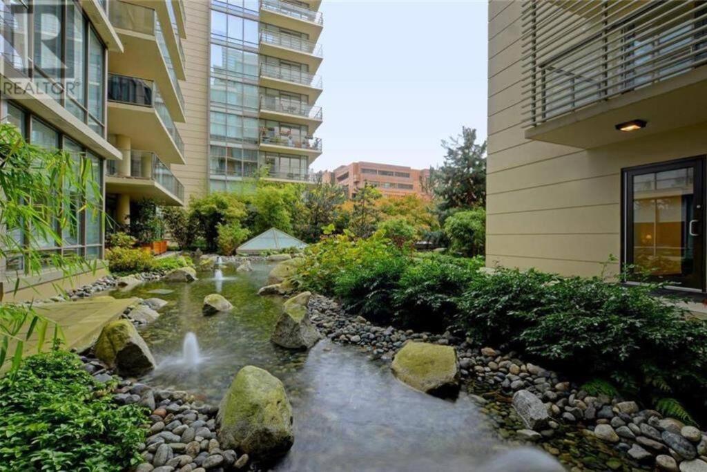 Victoria'S Best Location 2 Bedroom Luxe Condo Екстер'єр фото