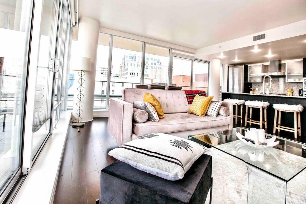 Victoria'S Best Location 2 Bedroom Luxe Condo Екстер'єр фото