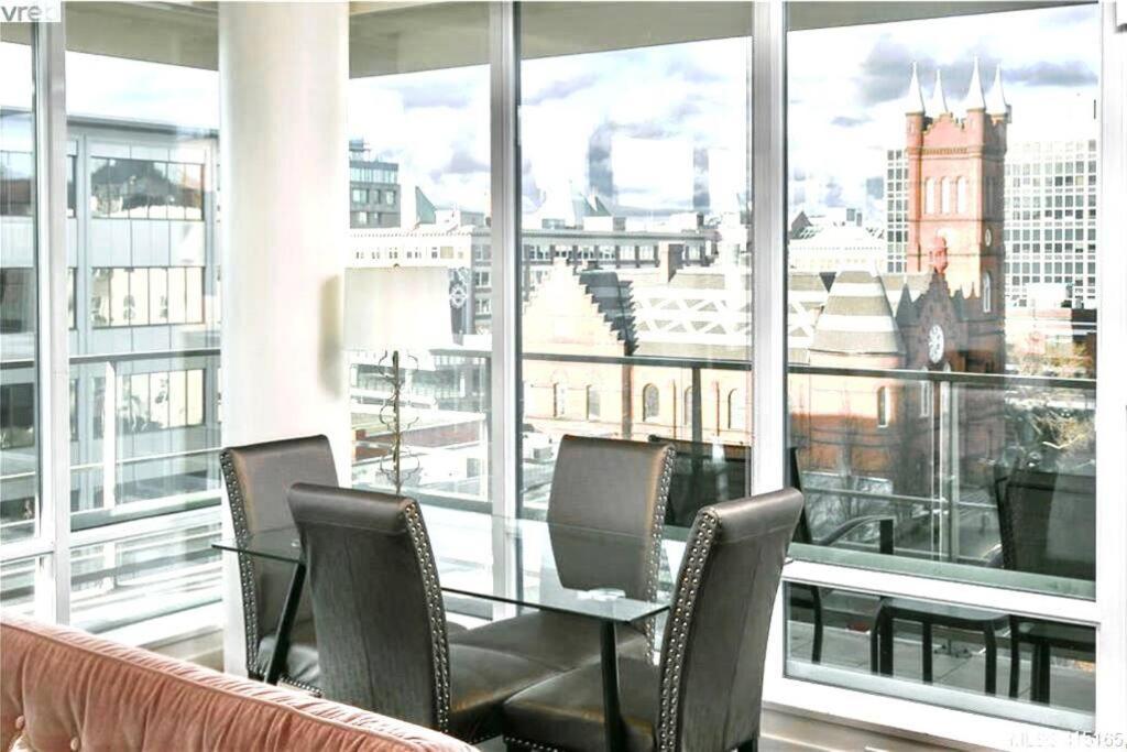 Victoria'S Best Location 2 Bedroom Luxe Condo Екстер'єр фото