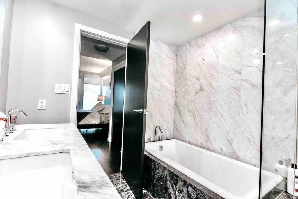 Victoria'S Best Location 2 Bedroom Luxe Condo Екстер'єр фото