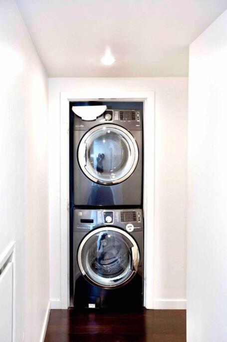 Victoria'S Best Location 2 Bedroom Luxe Condo Екстер'єр фото