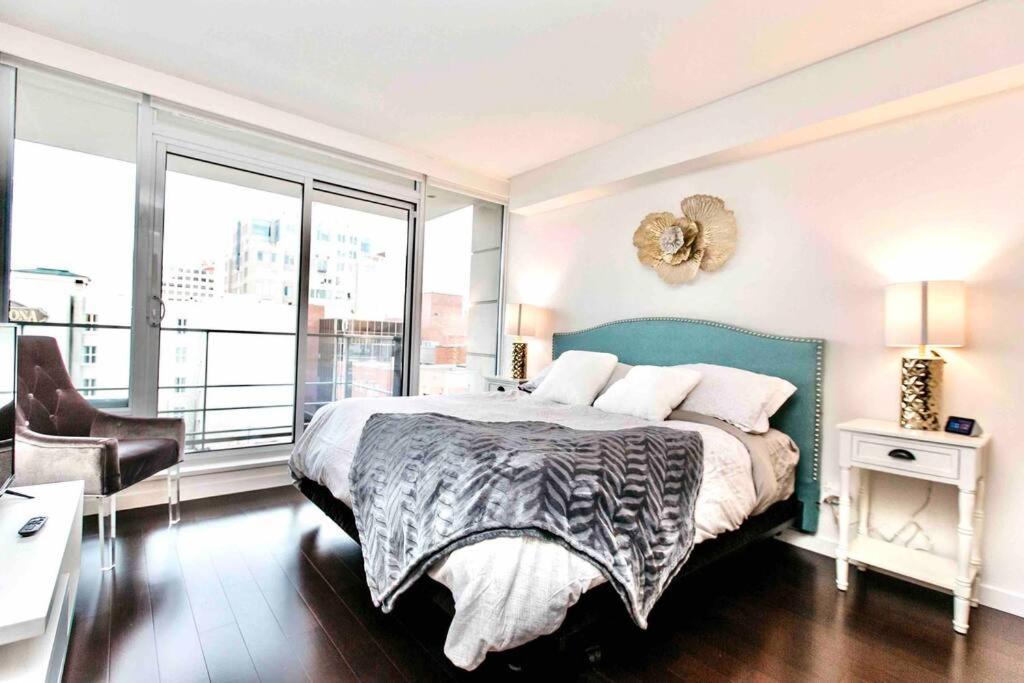 Victoria'S Best Location 2 Bedroom Luxe Condo Екстер'єр фото