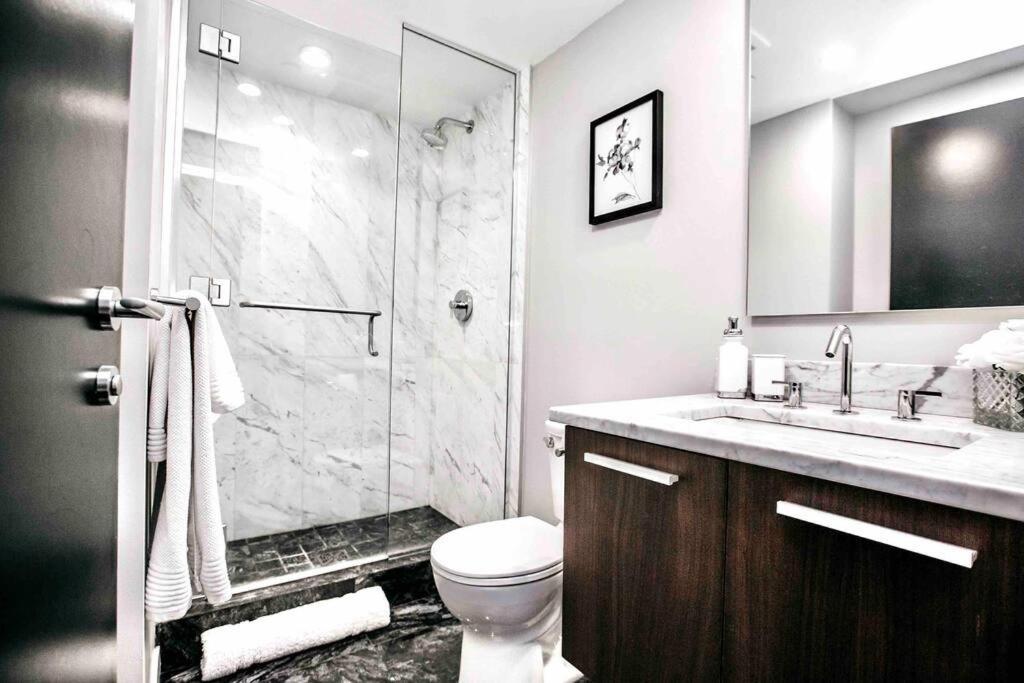 Victoria'S Best Location 2 Bedroom Luxe Condo Екстер'єр фото