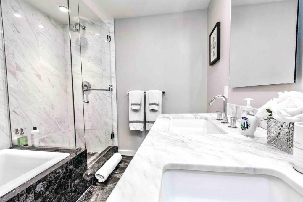 Victoria'S Best Location 2 Bedroom Luxe Condo Екстер'єр фото