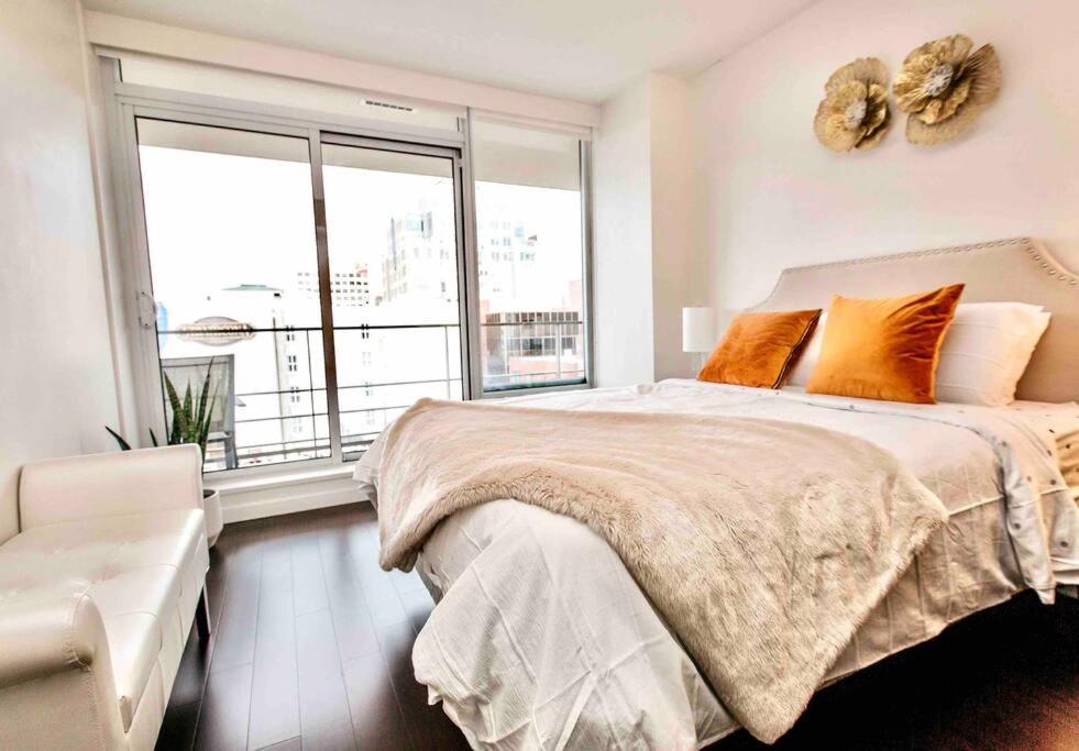 Victoria'S Best Location 2 Bedroom Luxe Condo Екстер'єр фото