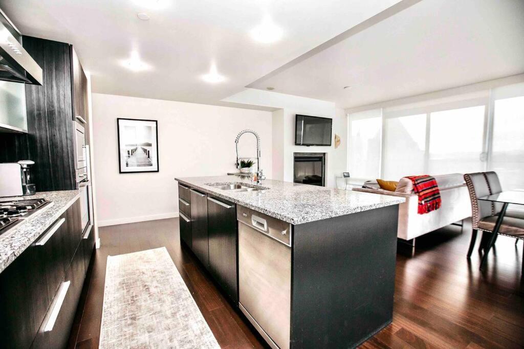 Victoria'S Best Location 2 Bedroom Luxe Condo Екстер'єр фото