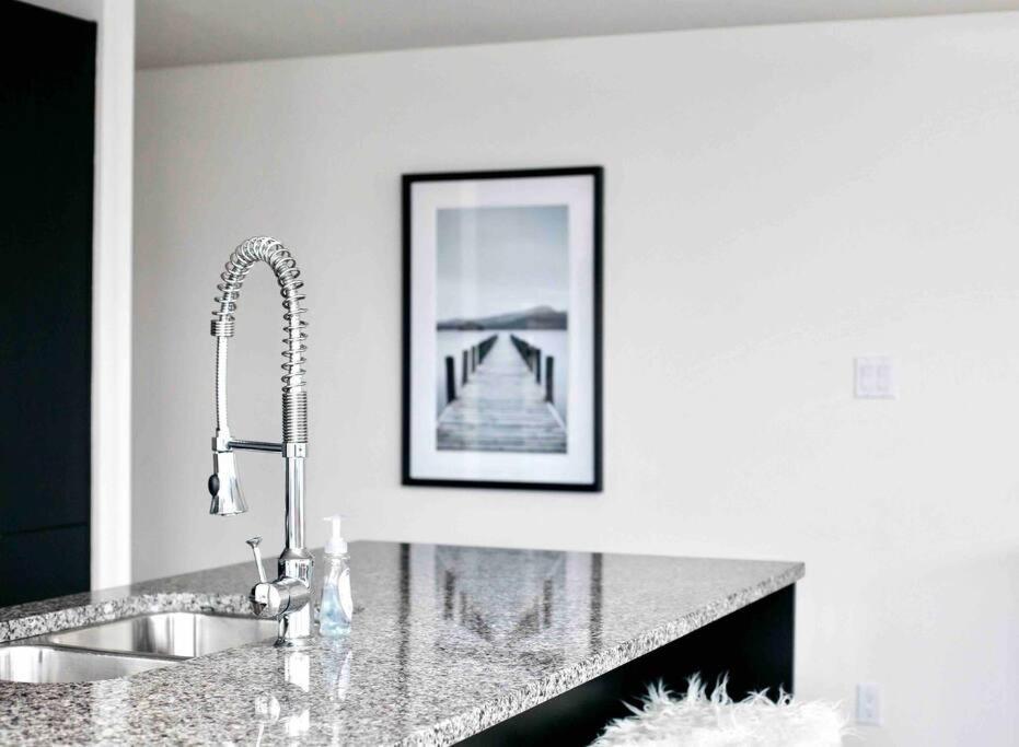 Victoria'S Best Location 2 Bedroom Luxe Condo Екстер'єр фото